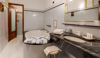 1 lit queen size et 1 lit simple, non fumeur, junior suite