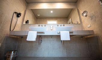 1 lit double king-size, chambre supérieure, plus grande, 30 m² chambre, chambre non-fumeurs, insonorisation, wi-fi