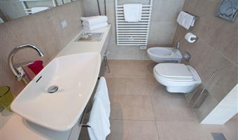 1 lit double king-size, chambre supérieure, plus grande, 30 m² chambre, chambre non-fumeurs, insonorisation, wi-fi