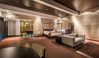 1 lit king size, suite, penthouse, canapé-lit, lit à baldaquin, coin salle à manger, wi-fi