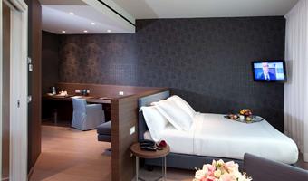 1 lit king size, junior suite, chambre prestige, jacuzzi, coin salle à manger, fenêtres insonorisées, wi-fi