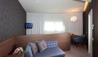 1 lit king size, junior suite, chambre prestige, jacuzzi, coin salle à manger, fenêtres insonorisées, wi-fi