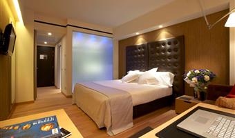 1 lit king size, chambre standard :, lits jumeaux sur demande, wi-fi, fenêtres insonorisées, coffre-fort