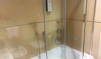 1 lit king size, chambre standard :, lits jumeaux sur demande, wi-fi, fenêtres insonorisées, coffre-fort