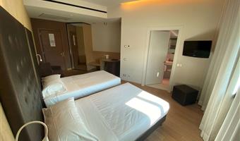 2 lits simples, chambre superieure, salle de bains avec fenêtre