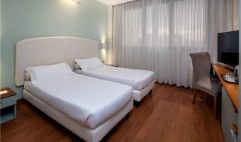 2 lits simples, non fumeur, chambre superieure, wi-fi, bouteille d'eau minérale offerte, peignoir et chaussons