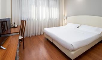 2 lits simples, non fumeur, chambre superieure, wi-fi, bouteille d'eau minérale offerte, peignoir et chaussons