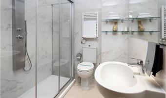 2 lits simples, non fumeur, chambre superieure, wi-fi, bouteille d'eau minérale offerte, peignoir et chaussons