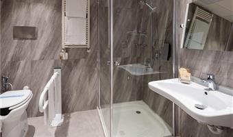 2 lits simples, non fumeur, chambre à petit prix, wi-fi, bouteille d'eau minérale offerte, équipement handicapés disponible