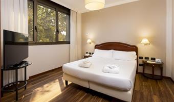 1 lit king size 2 lits simples, non fumeur, chambre familiale, wi-fi, minibar gratuit, peignoir et chaussons, convertible en deux lits simples