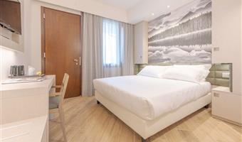 1 lit queen size, non fumeur, chambre standard :, convertible en deux lits simples, parking devant les chambres