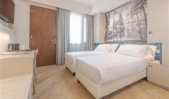 1 lit queen size, non fumeur, chambre standard :, convertible en deux lits simples, parking devant les chambres