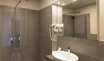1 lit queen size, non fumeur, chambre standard :, convertible en deux lits simples, parking devant les chambres