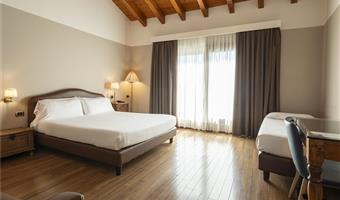 1 lit queen size et 1 lit simple, non fumeur, chambre supérieure, balcon, vue sur le lac, garage gratuit, accès gratuit au spa