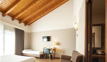 1 lit queen size et 1 lit simple, non fumeur, chambre supérieure, balcon, vue sur le lac, garage gratuit, accès gratuit au spa