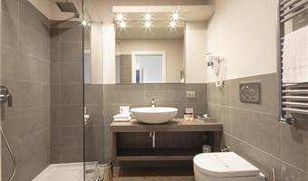 1 lit queen size, non fumeur, chambre confort, vue sur le jardin, parking devant les chambres, accès gratuit au spa, cafetière