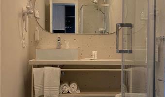 1 lit queen size et 1 lit simple, non fumeur, chambre confort, convertible en deux lits simples