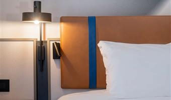 1 lit king size, non fumeur, chambre deluxe, balcon, vue sur la mer sur le côté, fauteuil