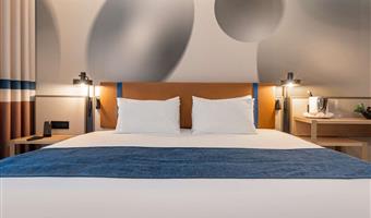 1 lit king size, non fumeur, chambre deluxe, balcon, vue sur la mer sur le côté, fauteuil