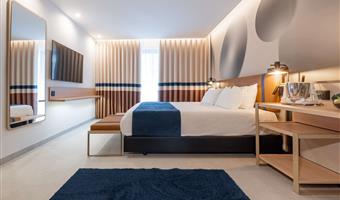 1 lit king size, non fumeur, chambre deluxe, balcon, vue sur la mer sur le côté, fauteuil