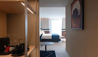 1 lit king size, non fumeur, chambre deluxe, balcon, vue sur la mer sur le côté, fauteuil