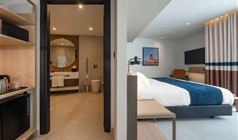1 chambre avec lit king size accessible en fauteuil roulant, accessible aux personnes à mobilité réduite, douche avec accès handicapés, chambre deluxe, balcon, non fumeur