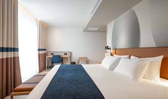 1 chambre avec lit king size accessible en fauteuil roulant, accessible aux personnes à mobilité réduite, douche avec accès handicapés, chambre deluxe, balcon, non fumeur