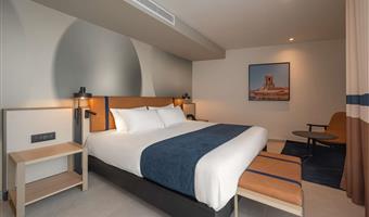 1 chambre avec lit king size accessible en fauteuil roulant, accessible aux personnes à mobilité réduite, douche avec accès handicapés, chambre deluxe, balcon, non fumeur
