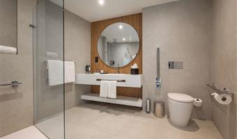 1 chambre avec lit king size accessible en fauteuil roulant, accessible aux personnes à mobilité réduite, douche avec accès handicapés, chambre deluxe, balcon, non fumeur