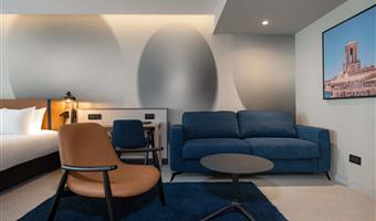 1 lit king size, non fumeur, junior suite, canapé-lit, balcon, vue sur la mer sur le côté
