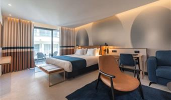 1 lit king size, non fumeur, junior suite, canapé-lit, balcon, vue sur la mer sur le côté