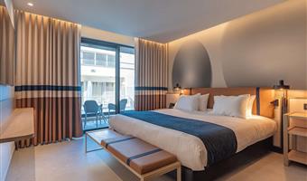 1 lit king size, non fumeur, junior suite, canapé-lit, balcon, vue sur la mer sur le côté