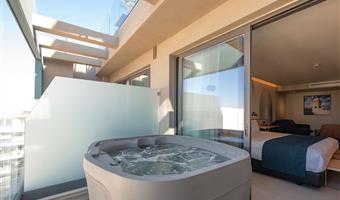 1 lit king size, non fumeur, junior suite, bain bouillonnant, balcon, salon, divan