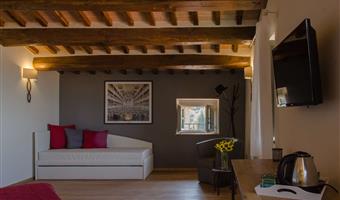 1 lit queen size et 2 lits simples, non fumeur, chambre familiale