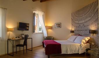 1 lit queen size et 2 lits simples, non fumeur, chambre familiale