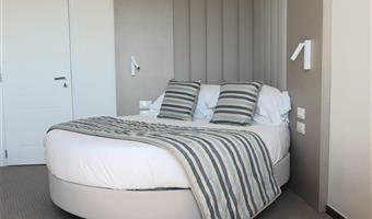 1 lit queen size, non fumeur, chambre confort, deux niveaux, vue sur la mer, lit rond, petit déjeuner complet