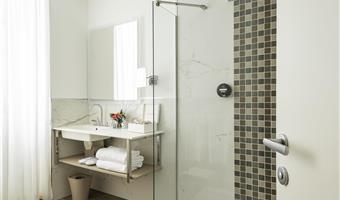 1 lit queen size, non fumeur, chambre deluxe, vue sur la mer, petit déjeuner complet