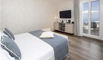 1 lit queen size, non fumeur, chambre deluxe, terrasse, vue sur la mer, petit déjeuner complet