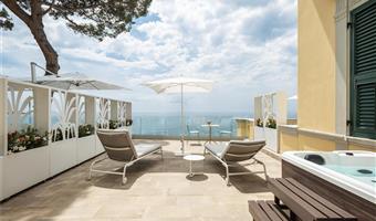 1 lit queen size, non fumeur, chambre deluxe, terrasse, vue sur la mer, petit déjeuner complet