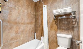 2 letti matrimoniali queen size, camere non fumatori, collegamento wi-fi, colazione completa