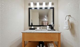 2 letti matrimoniali queen size, camere non fumatori, accesso a internet ad alta velocità, microonde e frigorifero, cassaforte, colazione completa