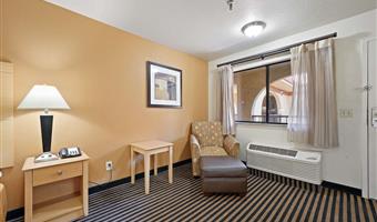 1 letto matrimoniale king size, scrivania business, microonde e frigorifero, accesso a internet ad alta velocità, cassaforte, camere non fumatori, colazione completa