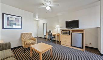 suite -1 letto queen size, due televisori, camera grande, microonde e frigorifero, divano letto, camere non fumatori, colazione completa