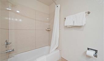 suite -1 letto queen size, due televisori, camera grande, microonde e frigorifero, divano letto, camere non fumatori, colazione completa