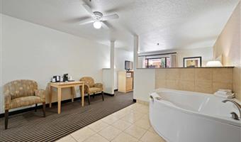 suite -1 letto queen size, ad angolo deluxe in camera, camera grande, microonde e frigorifero, cassaforte, camere non fumatori, colazione completa