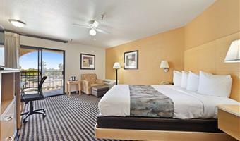 suite -1 letto queen size, salottino con divano, balcone, scrivania business, microonde e frigorifero, camere non fumatori, colazione completa