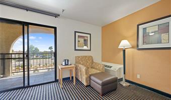 suite -1 letto queen size, salottino con divano, balcone, scrivania business, microonde e frigorifero, camere non fumatori, colazione completa