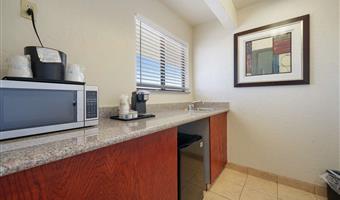 1 letto matrimoniale king size, camere non fumatori, minibar con lavandino, microonde e frigorifero, ampio bagno, scrivania business, accesso wireless a internet ad alta velocità, colazione completa