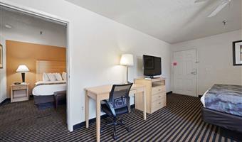 2 letti matrimoniali king size, suite da due camere, microonde e frigorifero, divano letto, due bagni, due televisori, camere non fumatori, colazione completa