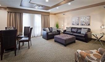 suite -1 letto king size, camere non fumatori, divano letto, soggiorno, sala da pranzo, televisore a schermo piatto, microonde e frigorifero, colazione completa